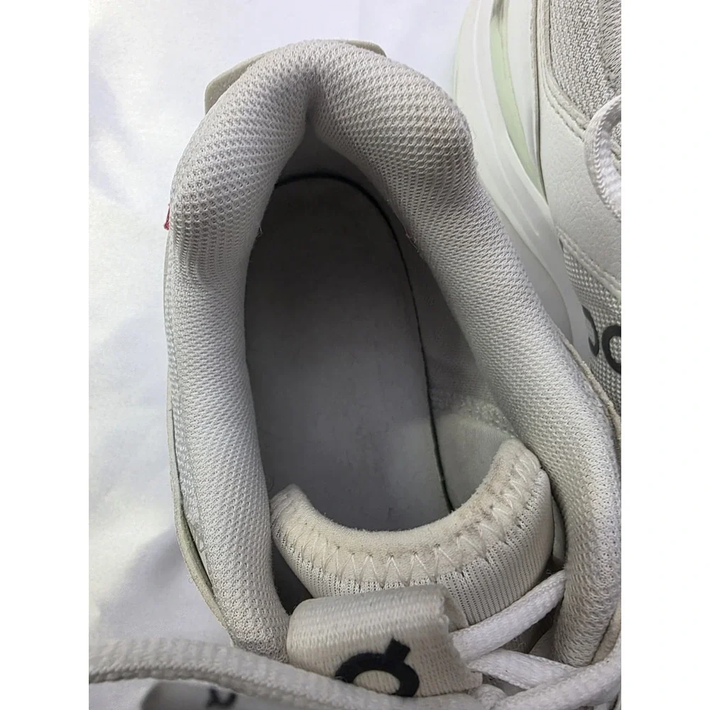 On The Roger Clubhouse Swiss Engine Women Size‎ 9 White Light Green Tennis Shoes